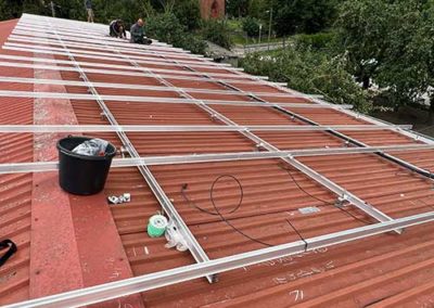 Eine Metallkonstruktion für Photovoltaikplatten auf einem Dach.