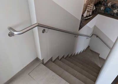 Ein stählernes Treppengeländer in einem Treppenhaus.