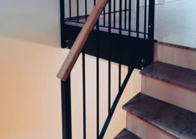 Treppengeländer über mehrere Etagen, Innenansicht in einem Haus