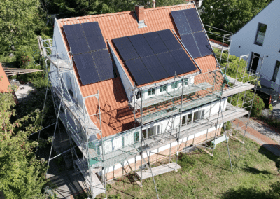 Luftaufnahme einer PV Anlage eines Einfamilienhauses